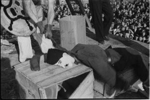 Russen halshugger en dukke av Hitler på torget