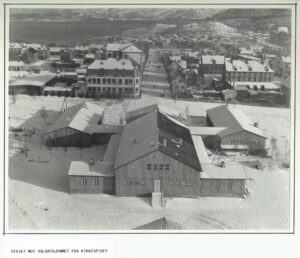 Utsikt til soldathjemmet fra kirkespiret, Narvik mai 1945 (Foto: Trygve Romsloe)