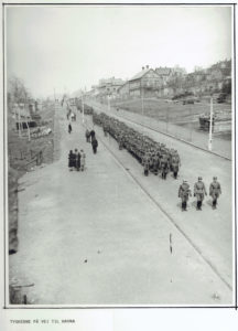 Tyskerne på vei til havnen i Narvik